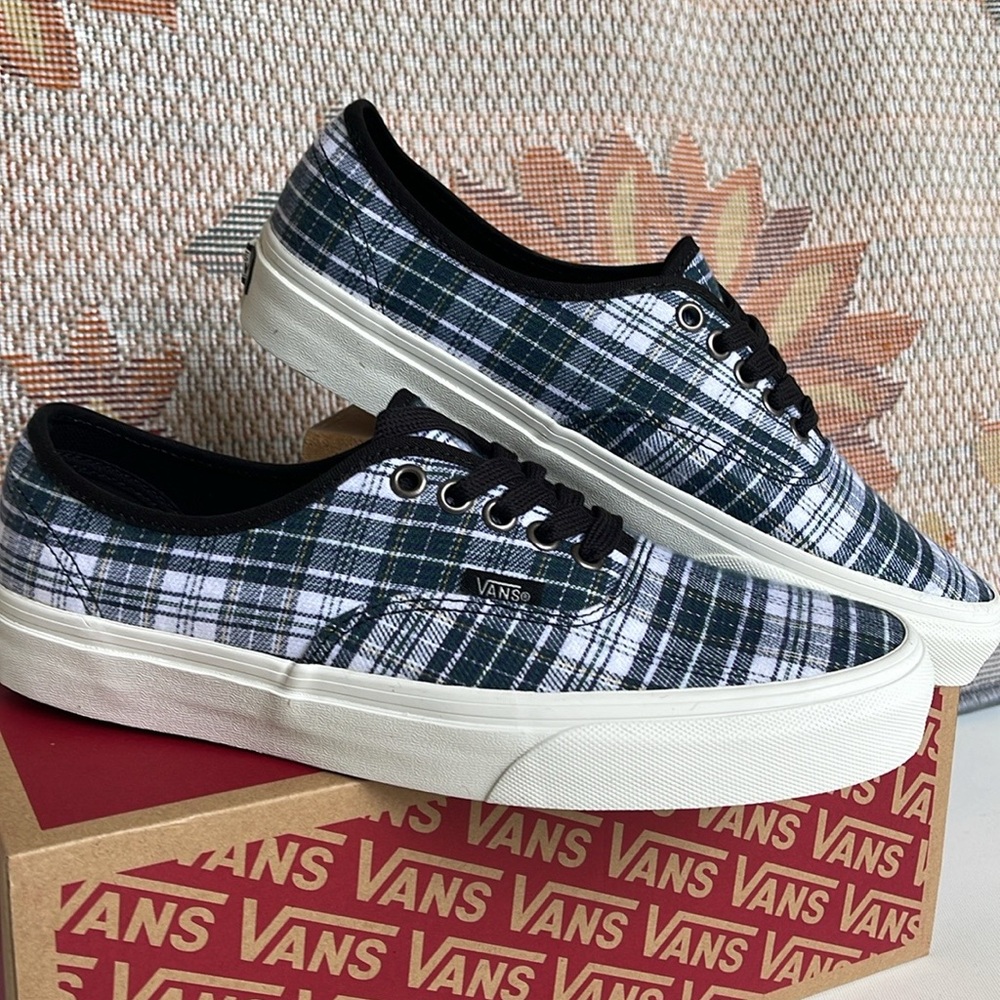Vans Men’s Authentic
Grunge Plaid Multi
VN0009PVBMB
Sneakers - Picture 13 of 16
